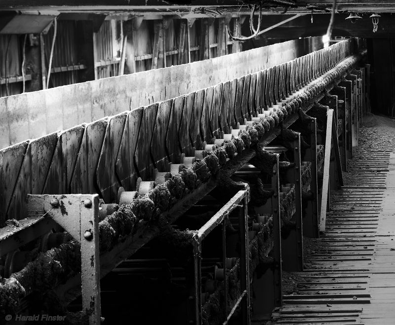 bridge from raw-coal bunker to the mixing-plant